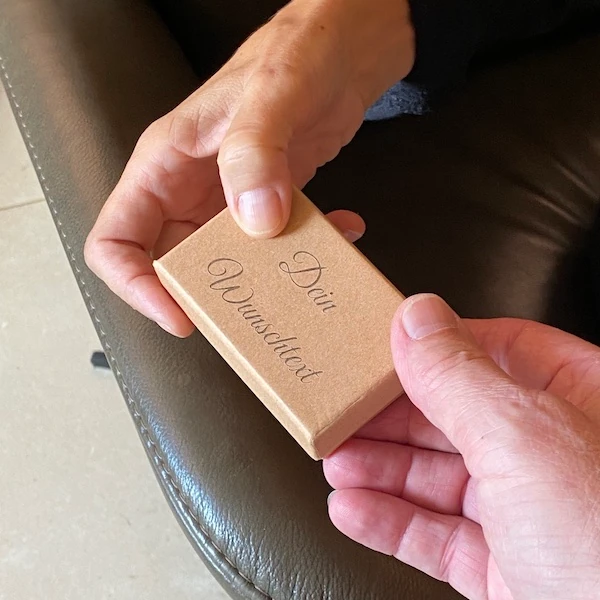 Verpackung mit Gravur Holz-Schlüsselanhänger bei Übergabe