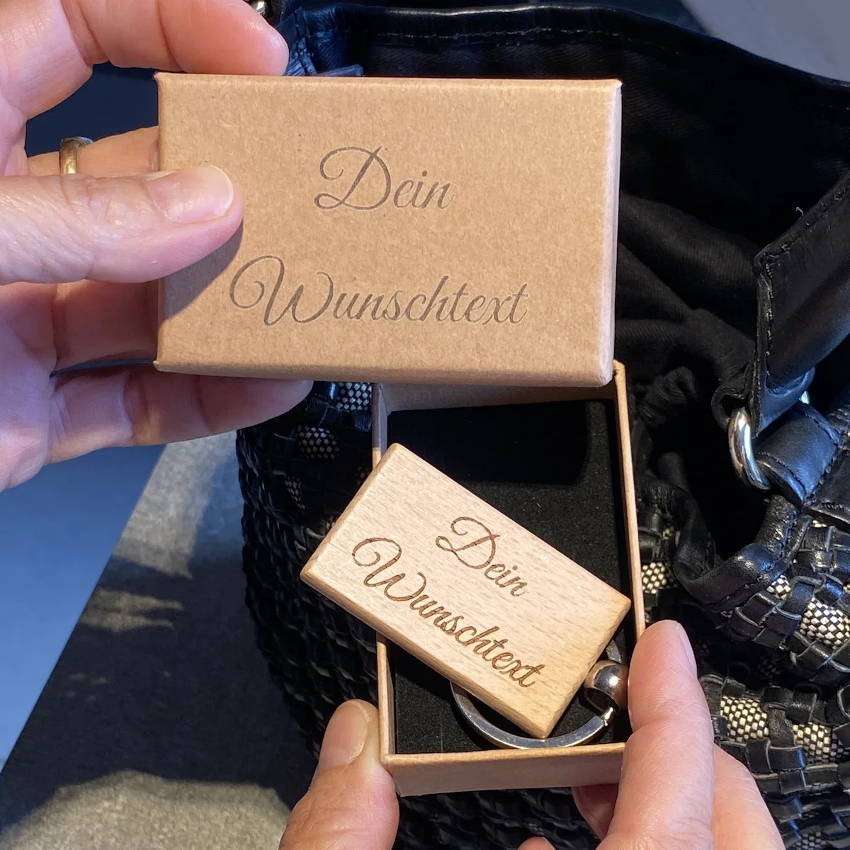 Verpackung mit Gravur Holz-Schlüsselanhänger bei Übergabe offen