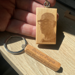 Personalisierter Holz Schlüsselanhänger in Geschenkbox mit Gravur