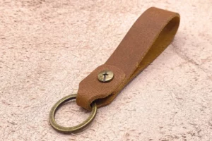 Schlüsselanhänger aus geschmeidigem braunen Leder