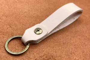 2mm Leder Schlüsselanhänger personalisiert mit Gravur naturbelassen seitlich