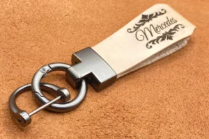 Breiter Leder Schlüsselanhänger personalisiert mit Gravur naturbelassen seitlich