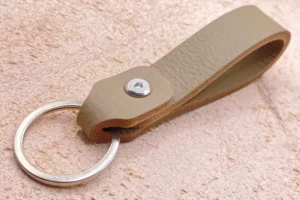 Leder Schlüsselanhänger personalisiert mit Gravur taupe