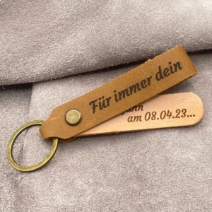 Personalisierter Leder Schlüsselanhänger braun mit Gravur und klappbarem Inlay, naturbelassenes Starkleder mit Messingverschraubung und Messing-Schnellverschlussring