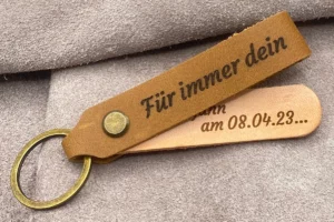 Personalisierter Leder Schlüsselanhänger braun mit Gravur und klappbarem Inlay, naturbelassenes Starkleder mit Messingverschraubung und Messingring