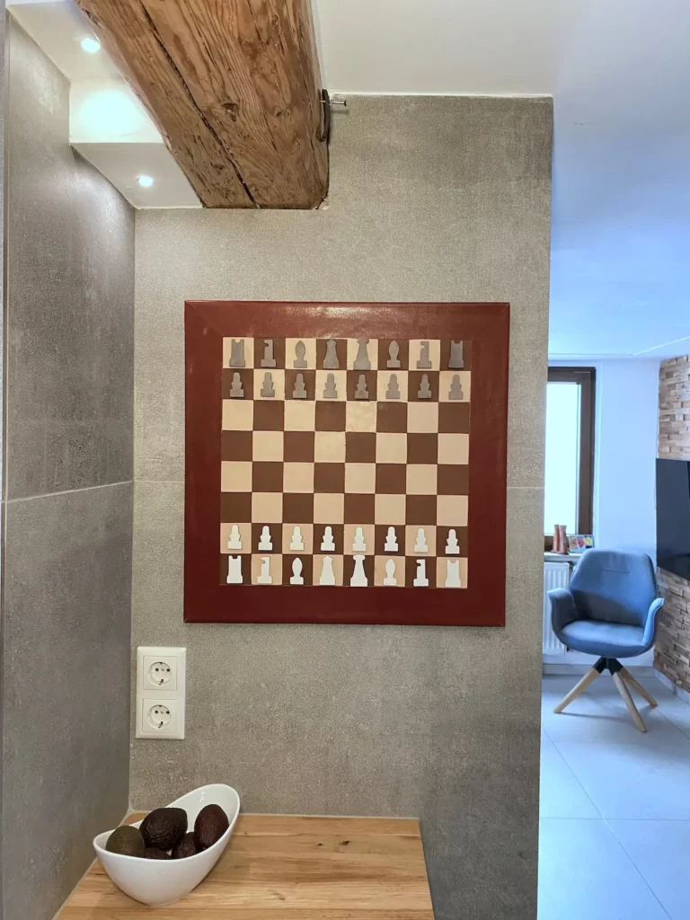 Leder Schachspiel an Wand montiert mit individueller Gravur