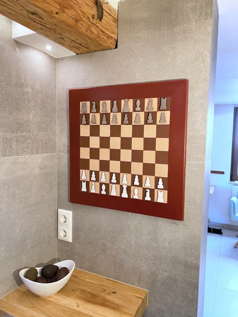 Leder Schachspiel zur Wandmontage mit individueller Gravur seitlich