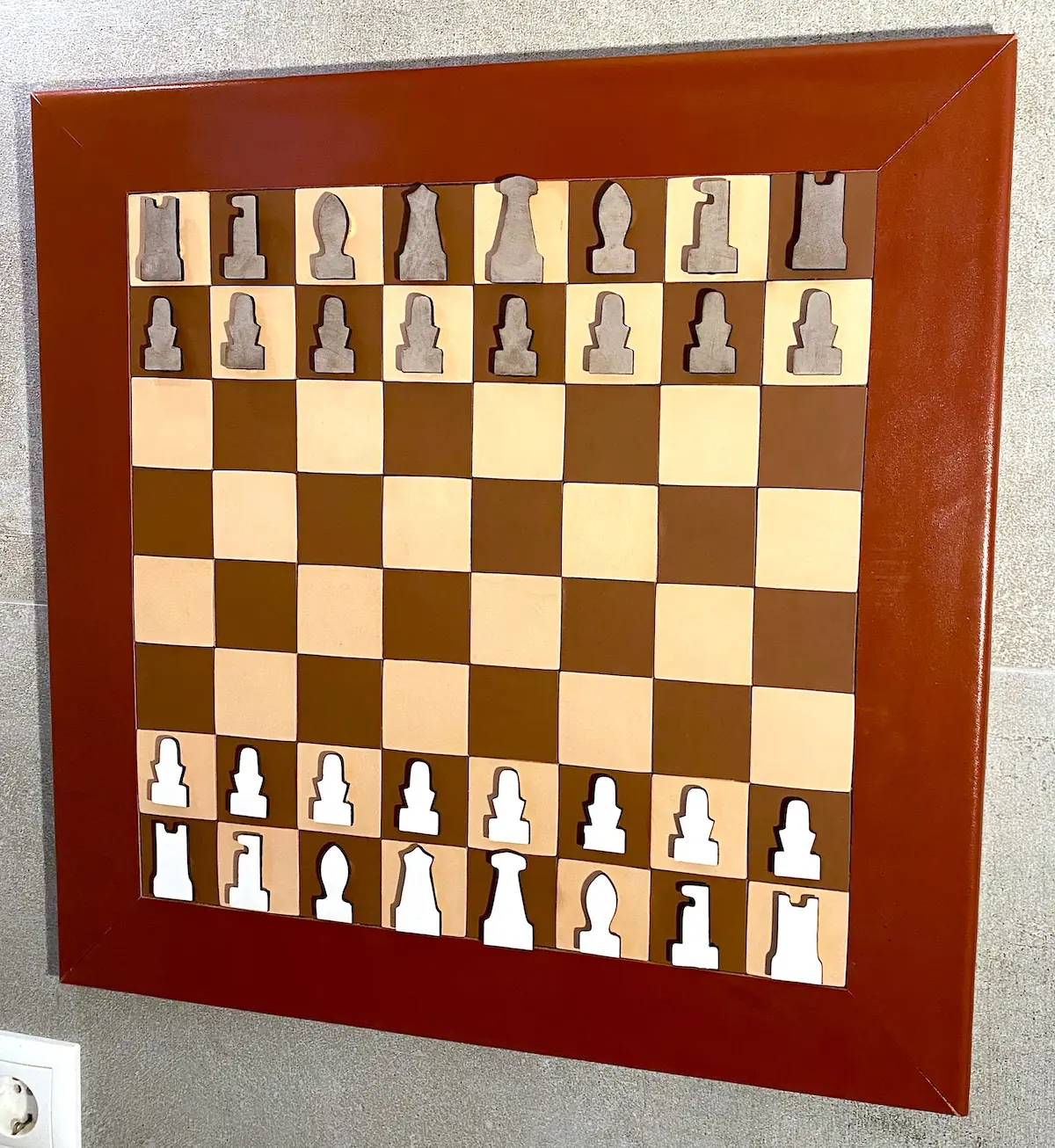 Leder Schachspiel zur Wandmontage mit individueller Gravur Nahaufnahme