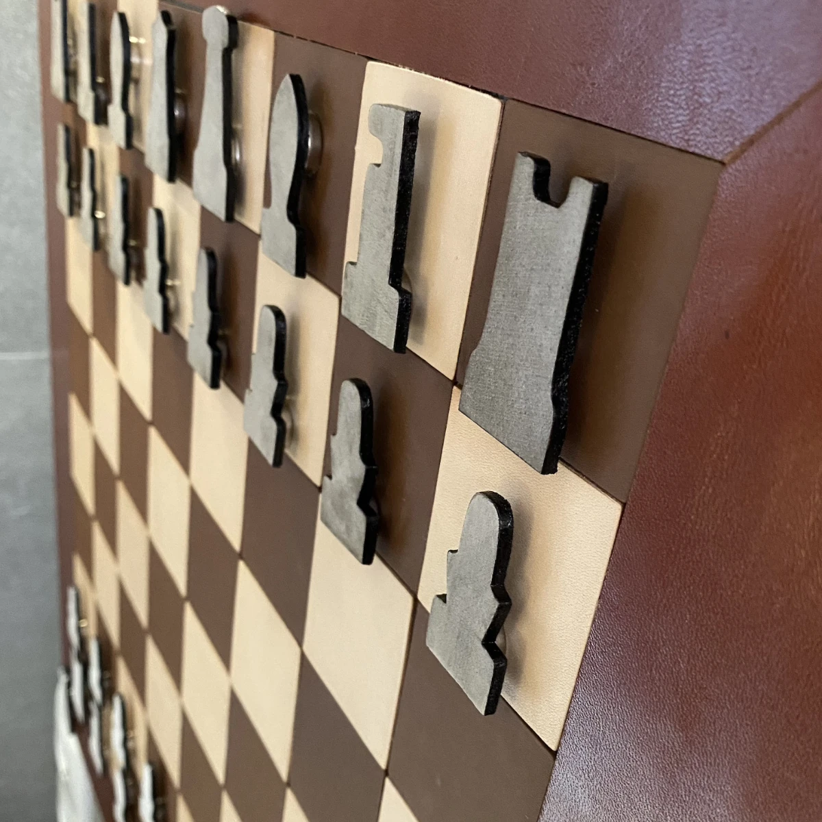 Teilansicht des Schachbretts mit dunklen Figuren