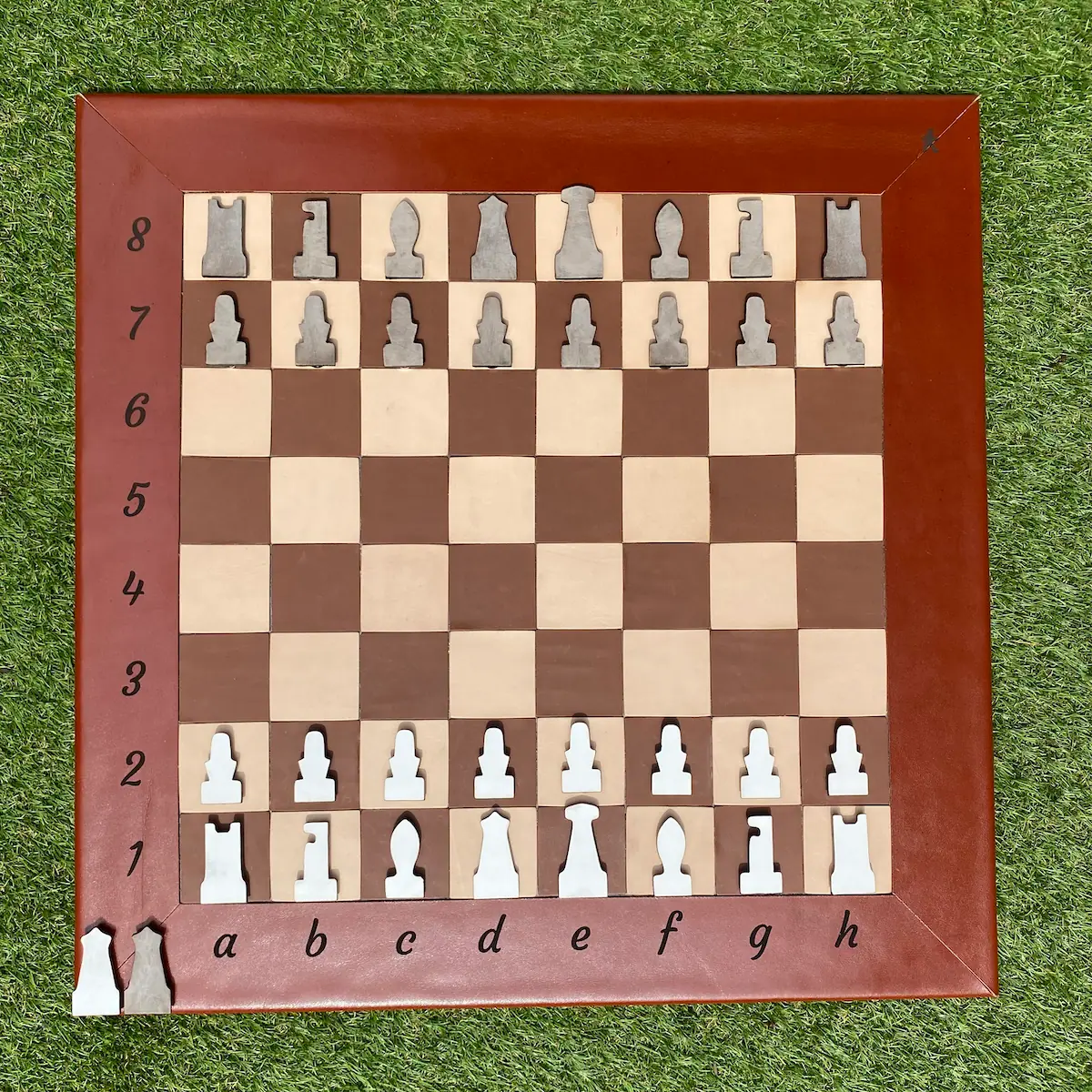 Wandhängendes Schachspiel aus Leder mit Feldmarkierungen