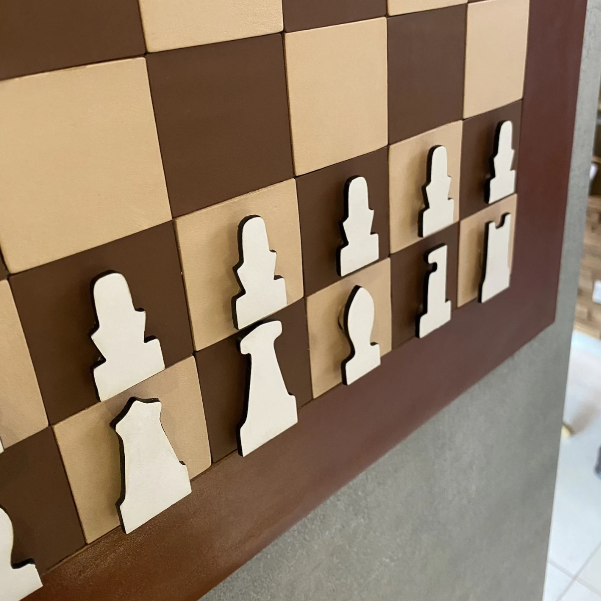 Teilansicht des Schachbretts mit weißen Figuren