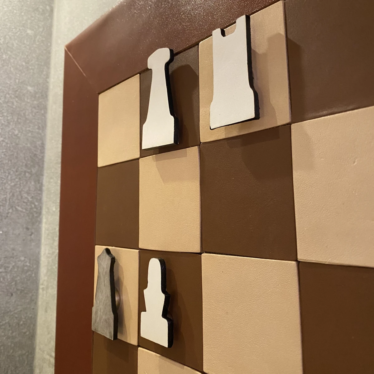 Teilansicht des Schachbretts mit Figuren