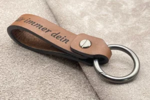 Leder Schlüsselanhänger personalisiert Black Edition mit Gravur und schwarzer Kantenveredelung
