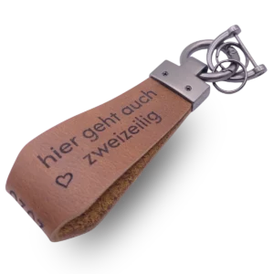 Personalisierter Leder Schlüsselanhänger braun breit mit Fassung in anthrazit mit Gravur Rückseite