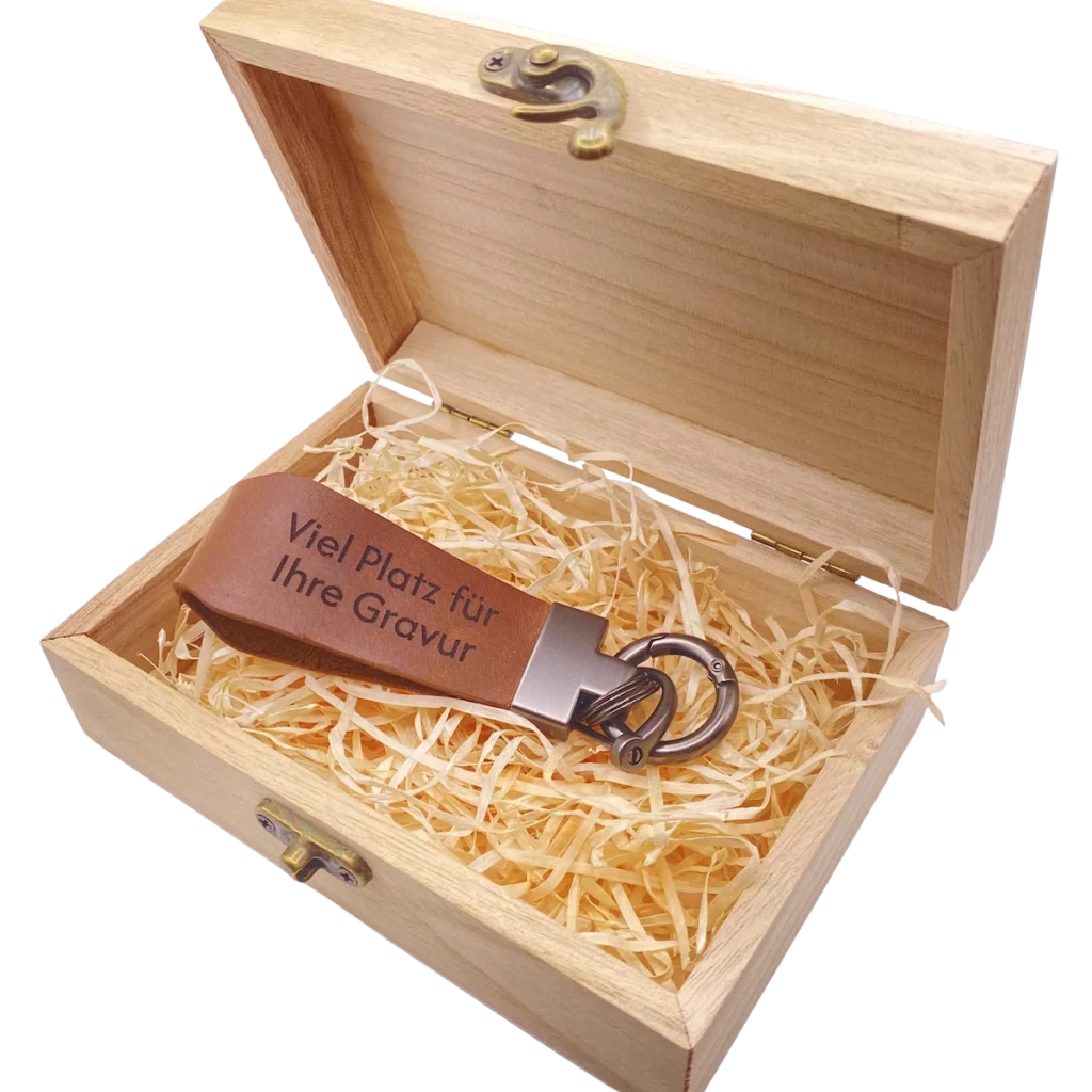 Personalisierter Leder Schlüsselanhänger braun breit mit anthrazitfarbener Fassung mit Gravur in Holz-Geschenkbox