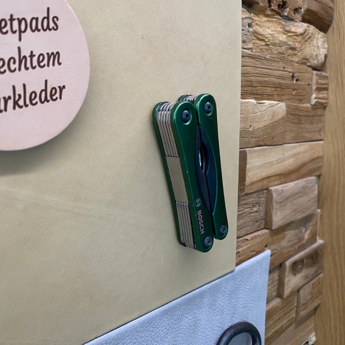 ledergravur-schluesseltafel-leder-haelt-werkzeug