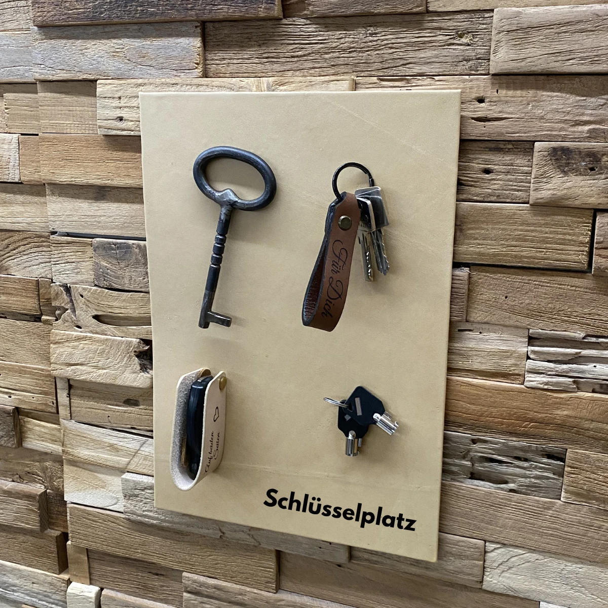Magnetisches Schlüsselbrett aus naturbelassenem Leder mit Schlüsseln