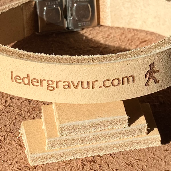 Nachaufnahme der Gravur auf einem 5mm Lederarmband