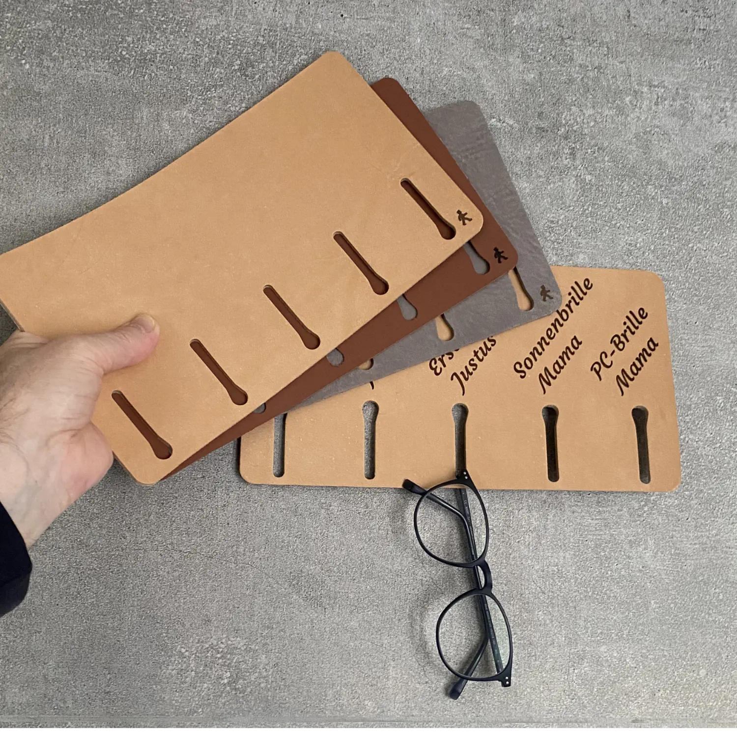 Ledergravur Brillenhalter naturbelassen verschiedene Leder