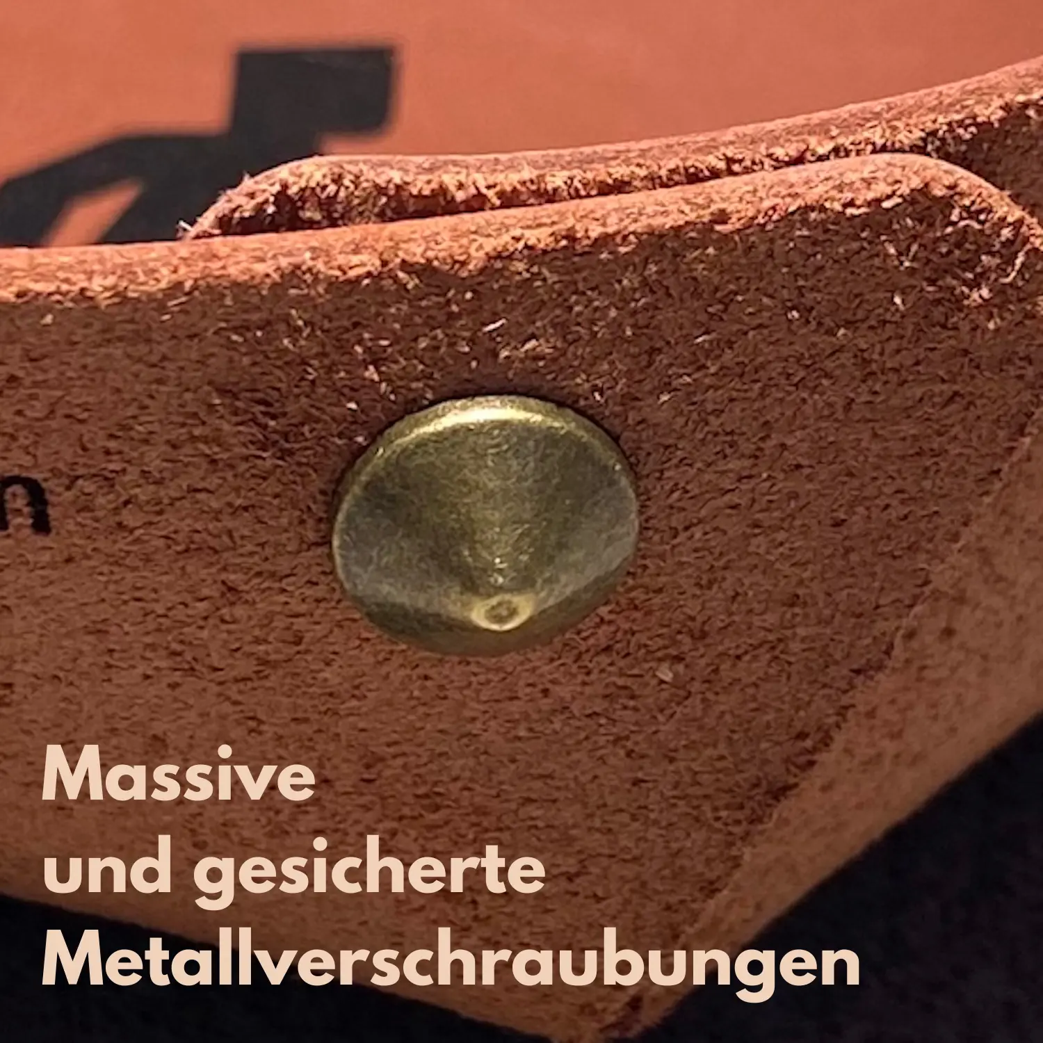 Detailansicht einer personalisierten Lederschale aus braunem Echtleder mit massiver Metallverschraubung von ledergravur.com