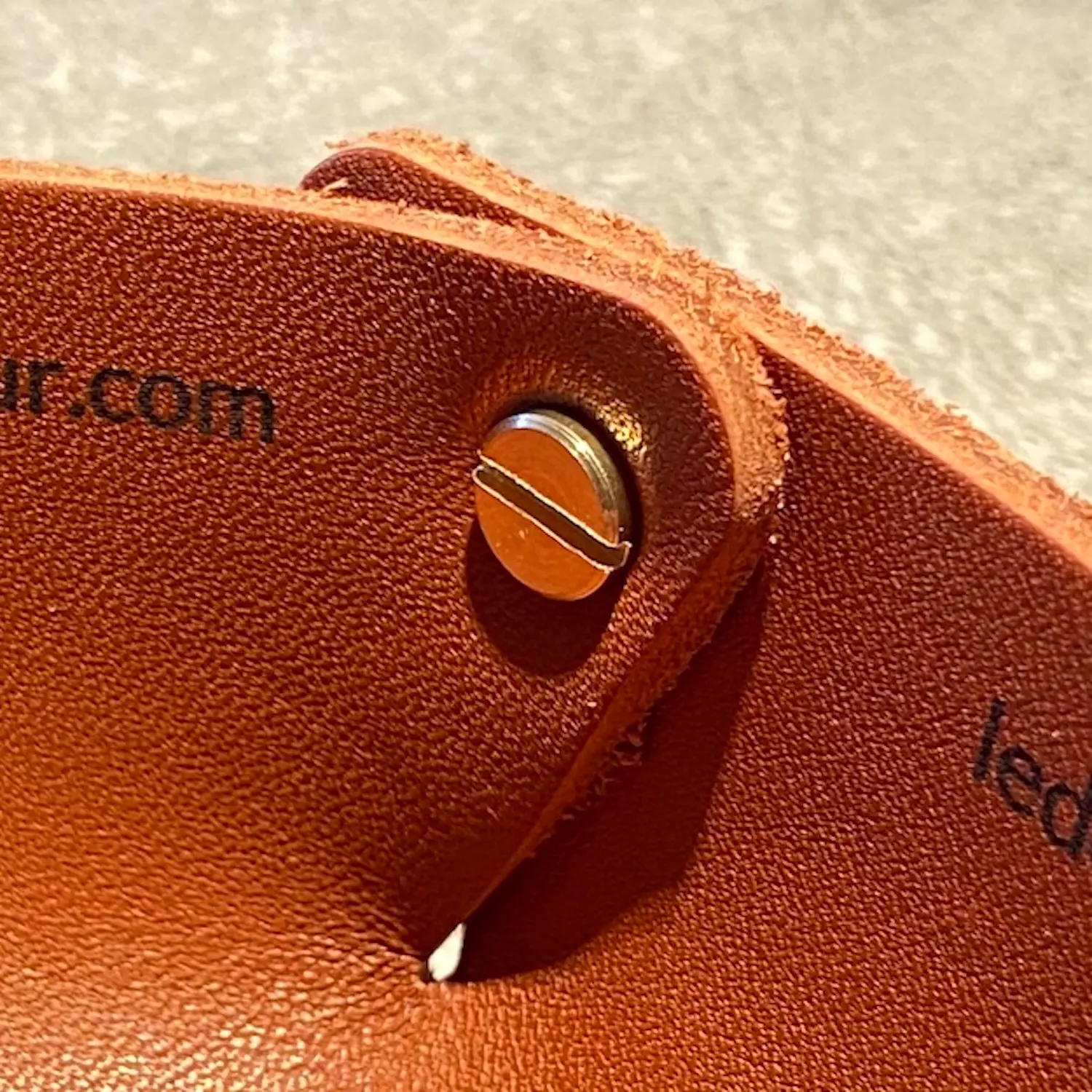 Detailansicht der Kegelverschraubung einer personalisierten Lederschale aus Echtleder von ledergravur.com