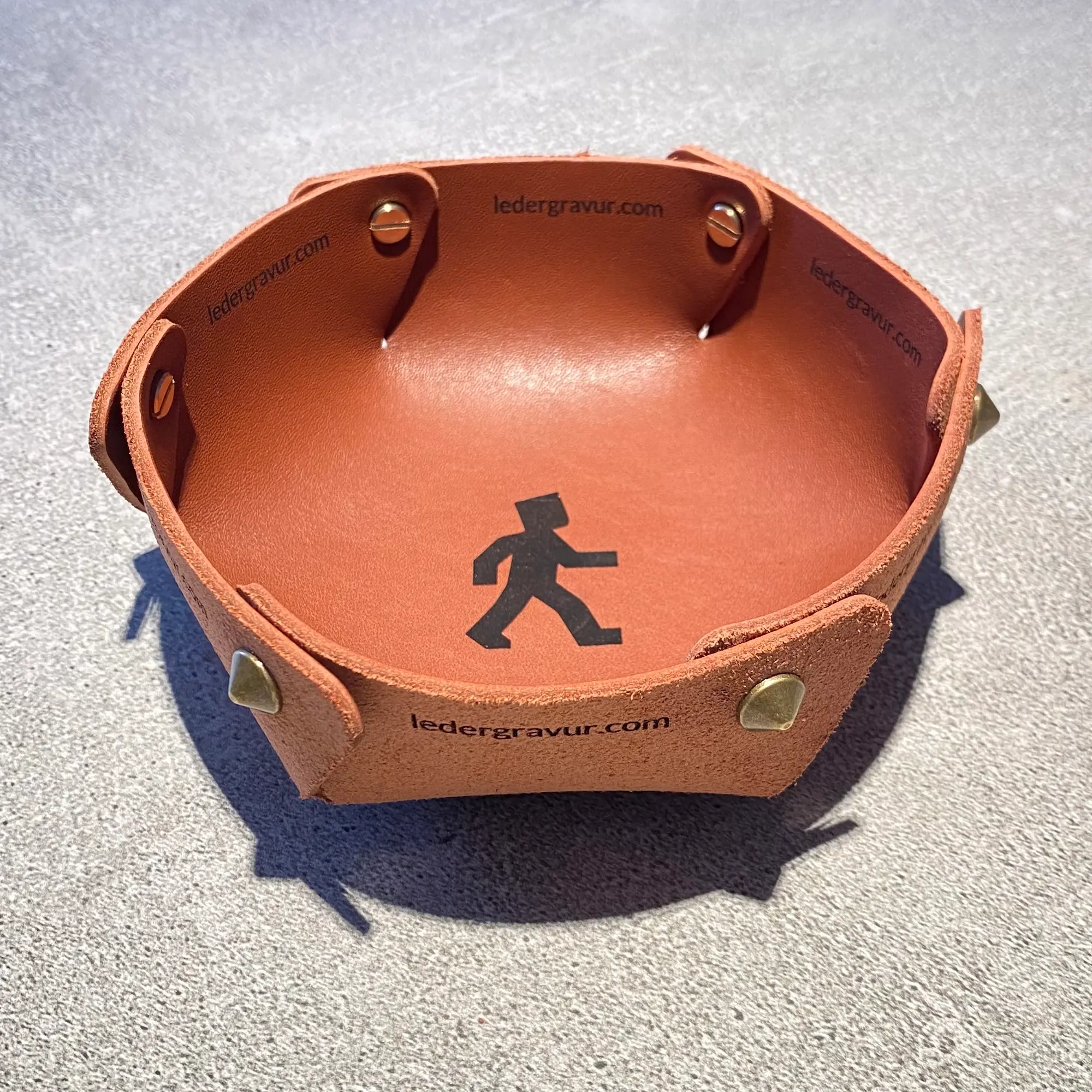 Lederschale personalisiert aus braunem Echtleder mit Gravur und Kegelverschraubungen von ledergravur.com