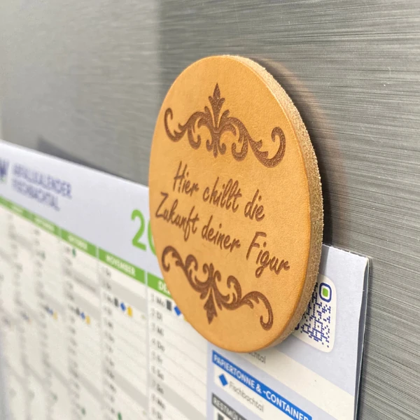 Leder Magnet graviert am Kühlschrank